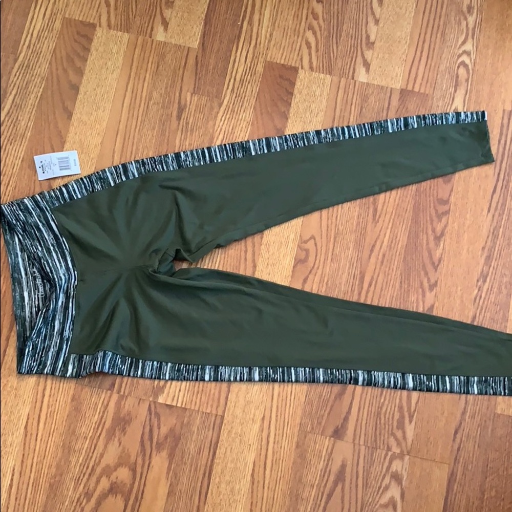 * Brand New Cloud chaser medium green leggings